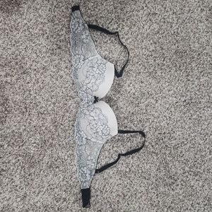 Victoria Secret 32D Bra